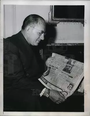 1947 Press Photo Milton Reynolds Reads Newspaper On His Arrival In Paris • $19.99