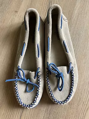 Womens Minnetonka Kilty Hard Sole Blue & Beige Moccasin Shoes Size 8.5 • $16.50