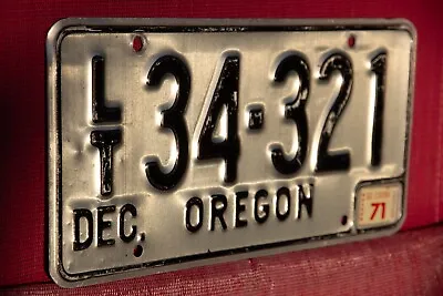1971  OREGON   License Plate **   BLACK ON LIQUID SILVER    ** '71 ORE ** LT • $14.99
