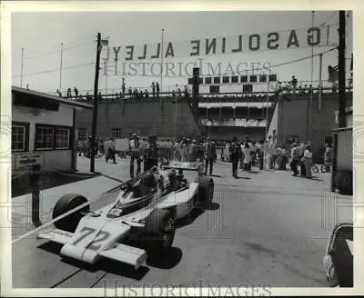 Press Photo Roger Mc Cluskeys Car Is Pulled Back To The Garage Area - Cvb69688 • $16.99