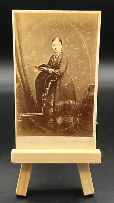 CIRCA 1880s CDV PHOTO GORGEOUS YOUNG WOMAN WITH BOOK FRANCIS C EARL WORCESTER UK • $1.50