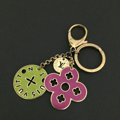 $100 • Buy Louis Vuitton Porte Cles Looping Flower Key Ring Charm /6Q0587