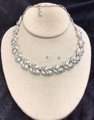 Vintage Silver Tone Costume Chunky Floral Necklace 17  R749 • $7.99