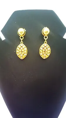 Hallmarked 22 Ct Gold Open Weave Flower Pattern Dangle Earrings. • £225
