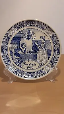 Vtg. Delft Merry Christmas Hanging Plate 7” Kerstmis 1979  Family Greetings  • $16