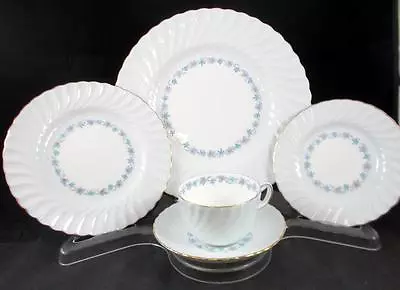 Minton VINEYARD Five Piece Place Setting Blue On White Fife Shape S574 LIGHT USE • $68.88