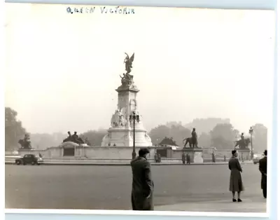 Vintage Photo 1953 Queen Victoria Statue London W/ Traffic JNHC 4.5x3.5 • $7.84