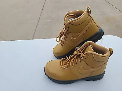 GS Boys 5.5Y Nike Manoa Leather Hiking Boots Wheat Black BQ5372-700 • $38.97