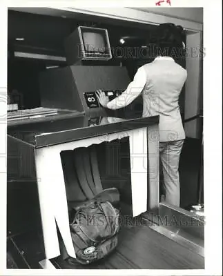 1978 Press Photo Airport Security Verna Watson Using X-Ray Camera Houston • $19.99