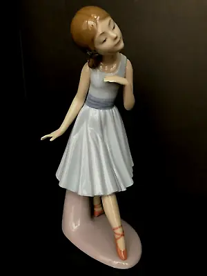 Lladro  Taking A Bow  Figurine #5095 - Mint • $68