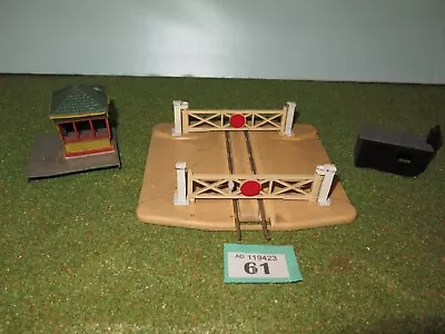 #61 Hornby Dublo 2-rail Level Crossing & Extra Tri-ang Cabin/huts. • £5