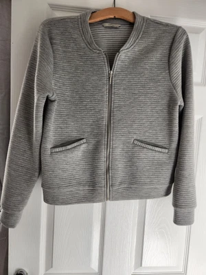 £2 • Buy Zip Up Top Size 12