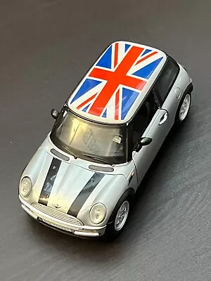 1:24 Scale Mini Cooper Diecast Car Model In Silver With Union Jack Roof • £9.99