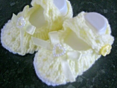£3.35 • Buy CUTE PAIR HAND KNITTED BABY SHOES In WHITE/LEMON WITH LEMON BOW Size 0-3 MONTH3)