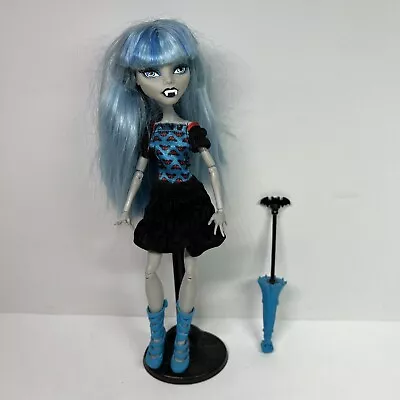 Monster High Ghoulia Yelps Doll Freaky Fusion Draculaura Umbrella Fangs & Stand • $31.96