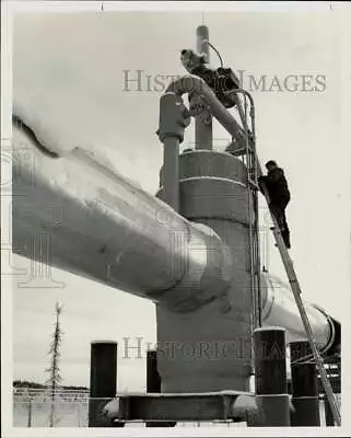 1975 Press Photo A Worker Goes Up A Ladder To Get To Top Of Massive Pipe • $16.88
