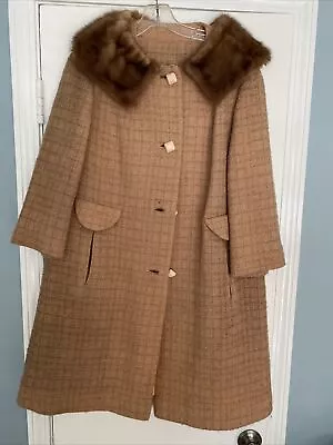 Vintage Women’s Coat With Fur Collar • $25