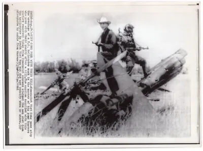 1966 VC Viet Cong Posing On Their Kill In Vietnam Helicopter Original Wirephoto • $14.99