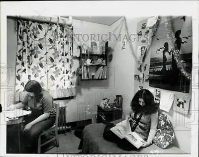 1971 Press Photo Claire Ford And Paula Santos Study At Bridgewater State College • $15.99