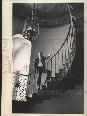 1963 Press Photo Harold Lloyd On His Oak With A Wrought Iron Rail Staircase • $15.99