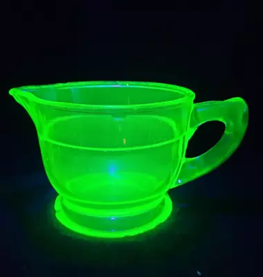 VINTAGE URANIUM GREEN GLASS 2 CUP MEASURING VASELINE 16 Oz LOOK AT THE GLOW • $38.88