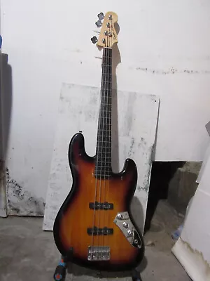 2009 Fender Squier Vintage Modified Fretless Jazz Bass Duncan's Sunburst. • $460