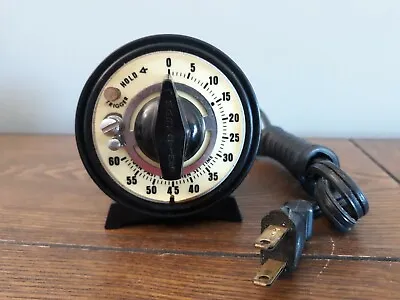 Vintage UL Mark Time Avon Connecticut Illuminated Timer With Outlet  • $10