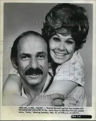 Press Photo Herschel Bernardi & Sue Ane Langdon In  Arnie  On CBS Television • $16.99