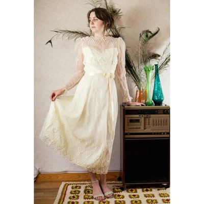 $49 • Buy 1960s Simple Boho Lace Wedding Dress, Scalloped Hem, Longsleeves, Tea Length, S