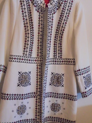 $27.95 • Buy V CRISTINA BEAUTIFUL LADIES WHITE EMBROIDERED ZIP L/S COAT Sz L