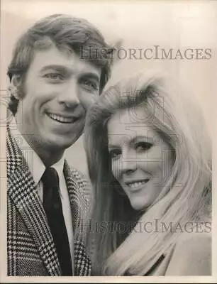 Press Photo Actress Meredith MacRae With Actor - Sap16371 • $19.99