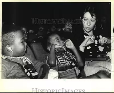 1989 Press Photo Hearing Impaired Students Watching The Mary Poppins Play • $19.99