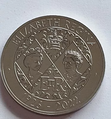 Queen Elizabeth 11 £5 Memorial Five Pound Coin • £17.85