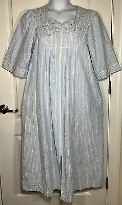 MISS ELAINE 1X Long Seersucker Pastel Striped Zip Robe/Housecoat 3/4 Sleeve EUC • $10.50