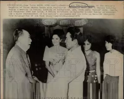 1975 Press Photo Chairman Mao Tse-tung Greets Ferdinand Marcos & Family Peking • $19.99