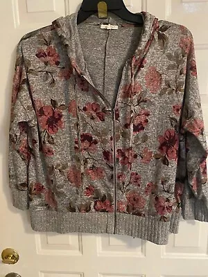 MAURICES ~ Plus Size 0 ~ 3/4 Sleeve Zip Up Hoody Top ~ Heather Gray Floral • $6