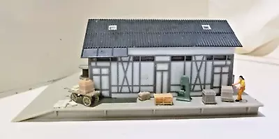 OO 00 HO Gauge Goods Shed With Loading Bay With Crates Workmen Faller • £17.95