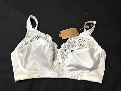 NWT Vtg ELEGANCE By EXQUISITE FORM 438 Lace Satin Unlined Wireless 34D White Bra • $26.95