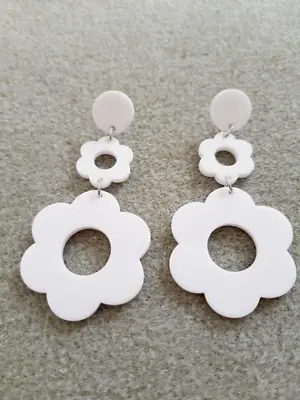 60s Inspired White Flower Drop/Dangly Stud Earrings Acrylic • £3.95