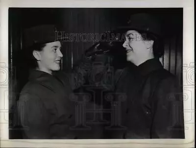 1943 Press Photo WAAC Barbara J O'Brien & Mrs NL O'Brien At Ft Des Moines Ia. • $16.99