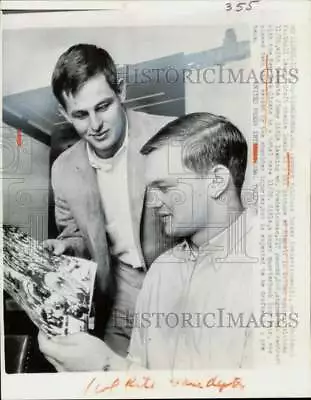 1964 Press Photo Tucker Frederickson And Jimmy Sidle Look At Photo In Birmingham • $14.66