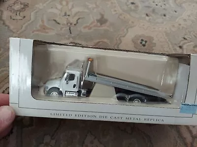 NIB SpecCast Diecast Replica Freightliner M2 With Car Carrier 1/64 • $34.99