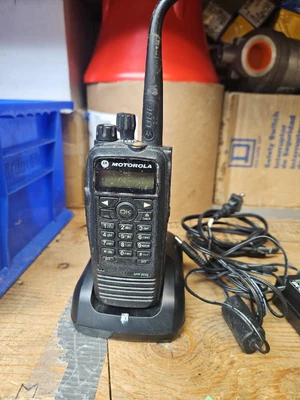 $222.40 • Buy Motorola XPR6550 Radio W Charger Cord Freq Range 450-512 MHz **NEEDS BATTERY**