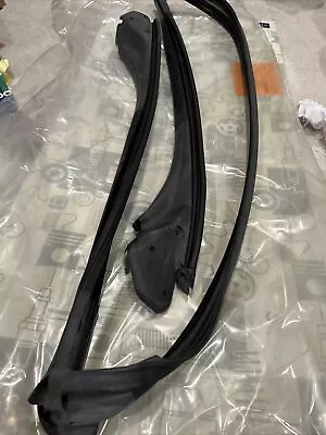 2010-2014 Mercedes Benz E350 E550 Convertible Front Windshield Seal 2076710120 • $100