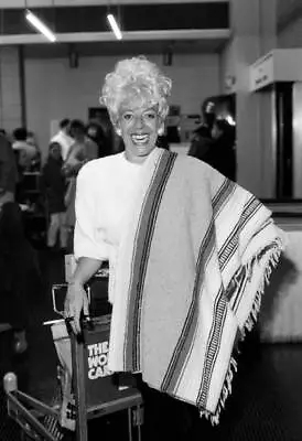 Julie Goodyear At Manchester Airport January 1986 Old Photo • £5.32