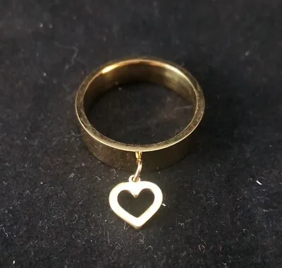 Heart Charm Ring Golden Tone Ring. Size R1/2 (US 9). Costume Jewellery. Unisex  • £3.99