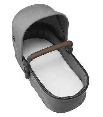 Maxi-Cosi Zelia S Unit & Stylish Nursery 2-in-1 Carrycot/Seat & Bag - Grey • £79.95