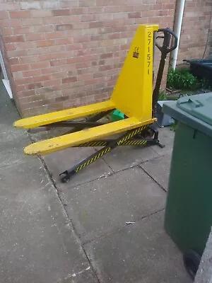 Hi Lift Pallet Truck • £270