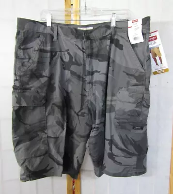 NWT Wrangler Five Star Premium Relaxed Fit Below Knee Camo Shorts Men's Size 40 • $16.99