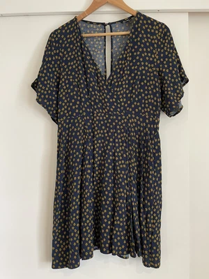 $8 • Buy Bardot Dress 14